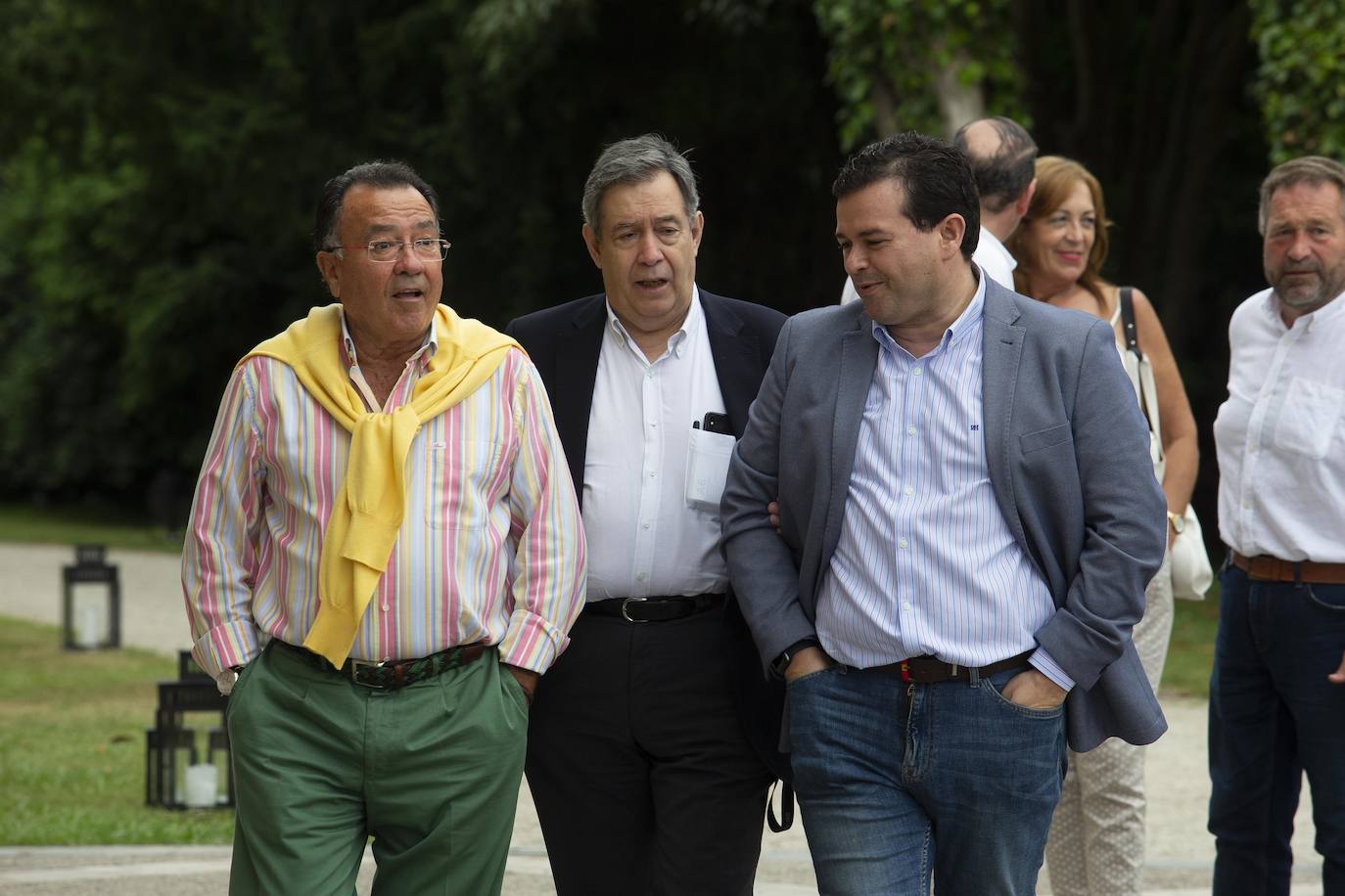 Este lunes tuvo lugar la entrega de los Premios Calderetas de Don Calixto en el Palacio de La Riega, en donde se reconoció a Albert Adrià, como Maestro Nacional; El Cenador del Azul, Maestro Asturiano, y Ricardo Fernández a la proyección. Marcos Granda estrena un nuevo premio al Impulso Gastronómico.