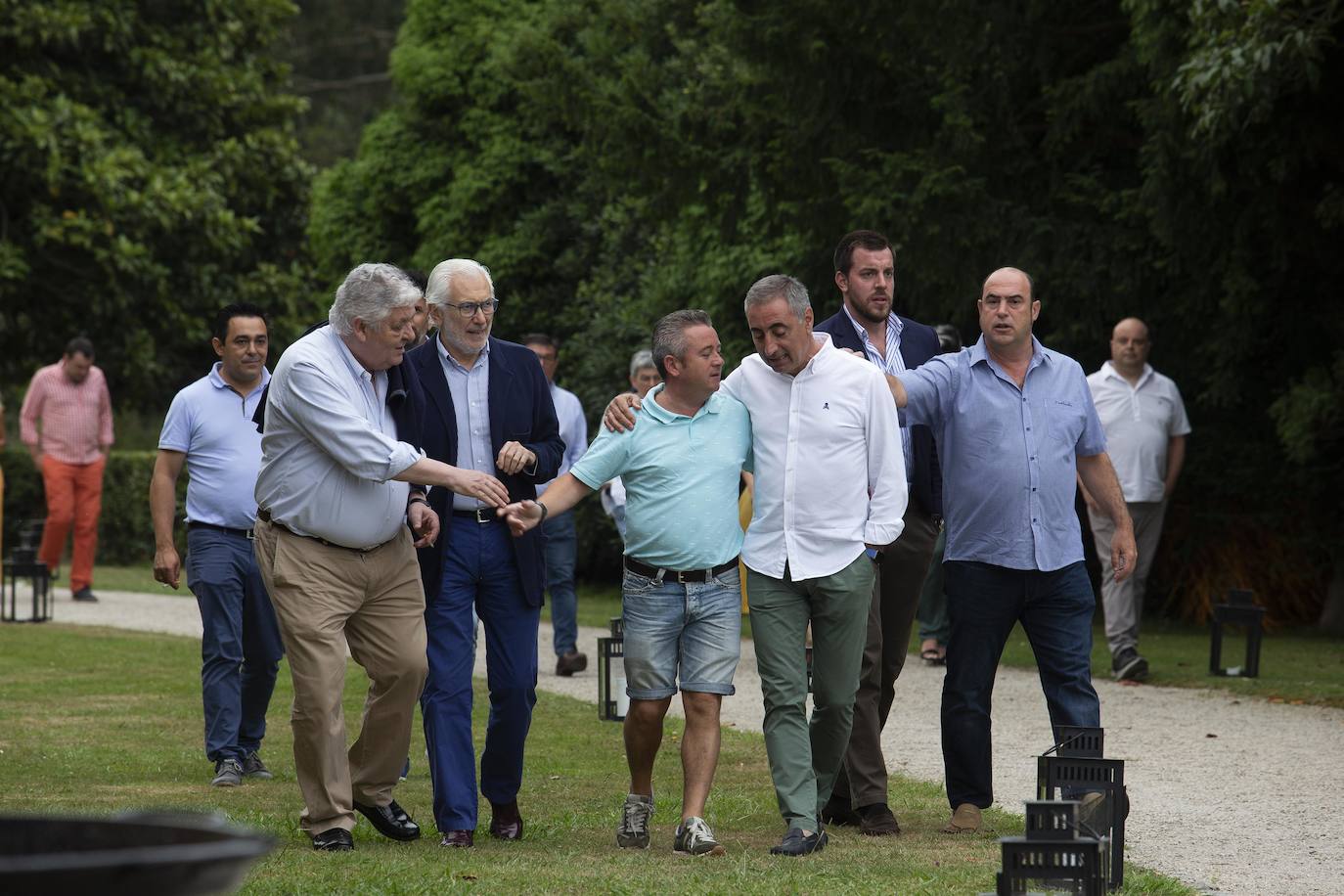 Este lunes tuvo lugar la entrega de los Premios Calderetas de Don Calixto en el Palacio de La Riega, en donde se reconoció a Albert Adrià, como Maestro Nacional; El Cenador del Azul, Maestro Asturiano, y Ricardo Fernández a la proyección. Marcos Granda estrena un nuevo premio al Impulso Gastronómico.