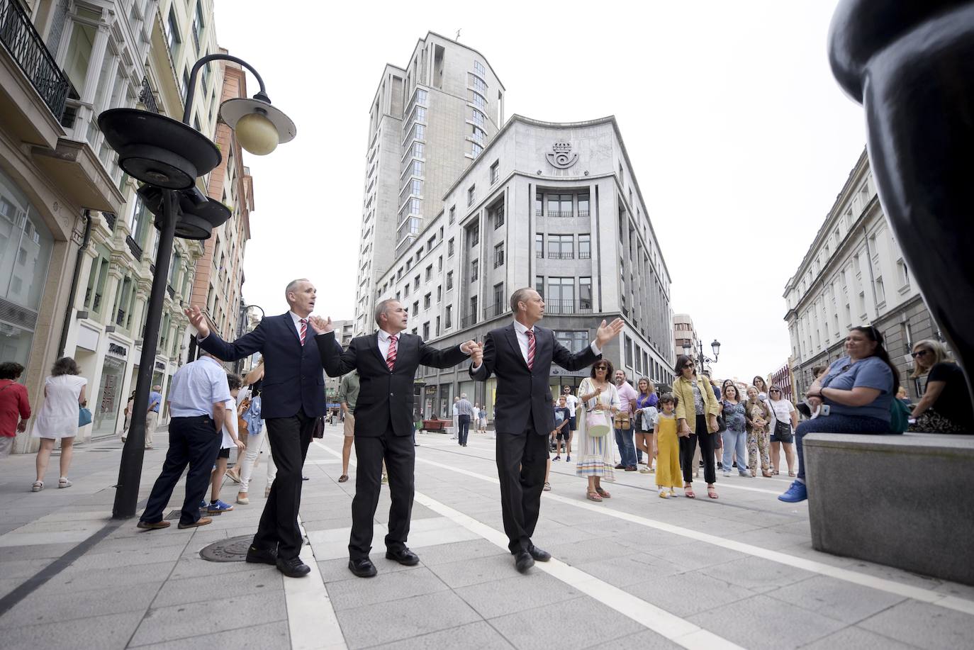 La compañía 'The Primitives' sorprendió a los viandantes que paseaban en la mañana de este lunes por el centro de Oviedo, en concreto en los exteriores del teatro Campoamor. Esta actuación forma parte del III Festival de Artes Escénicas en la calle.