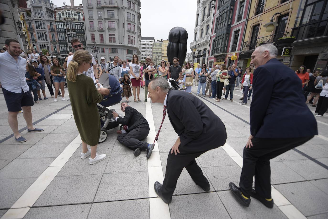 La compañía 'The Primitives' sorprendió a los viandantes que paseaban en la mañana de este lunes por el centro de Oviedo, en concreto en los exteriores del teatro Campoamor. Esta actuación forma parte del III Festival de Artes Escénicas en la calle.