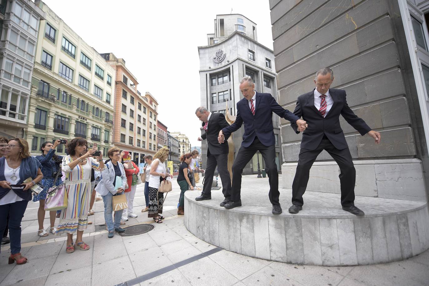 La compañía 'The Primitives' sorprendió a los viandantes que paseaban en la mañana de este lunes por el centro de Oviedo, en concreto en los exteriores del teatro Campoamor. Esta actuación forma parte del III Festival de Artes Escénicas en la calle.