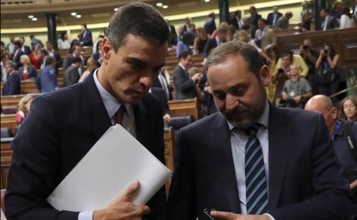 Pedro Sánchez conversa con el ministro de Fomento en funciones, José Luís Ábalos.