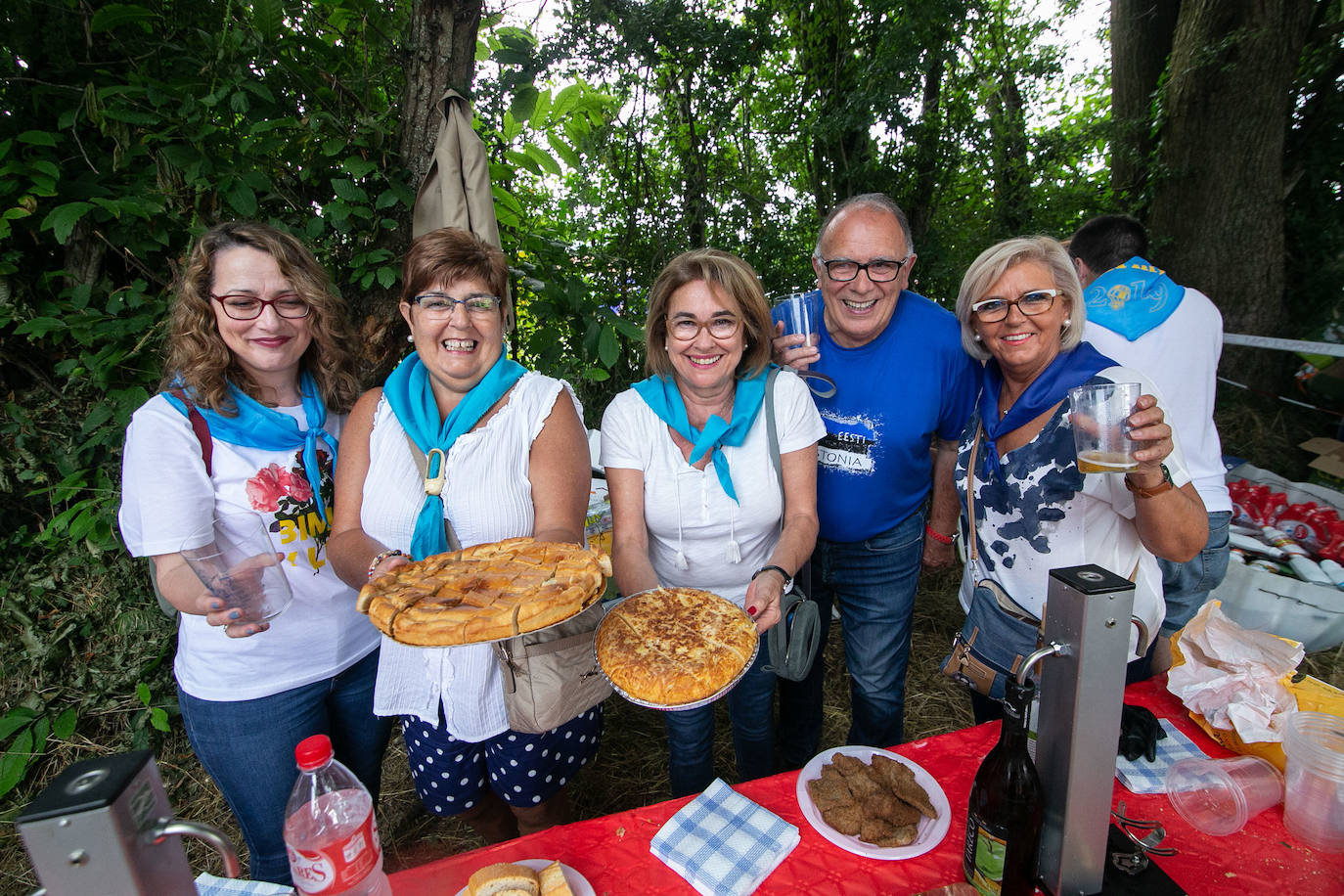 Los campos de la Sobatiella reciben a cientos de personas para disfrutar de una jornada festiva en la se pone coto al botellón. 