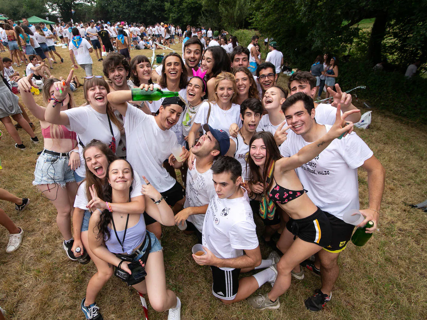 Los campos de la Sobatiella reciben a cientos de personas para disfrutar de una jornada festiva en la se pone coto al botellón. 