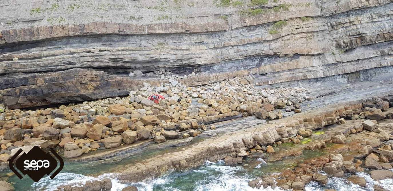 Un parapentista falleció en la tarde de este martes en el entorno de la playa de España, en Villaviciosa.