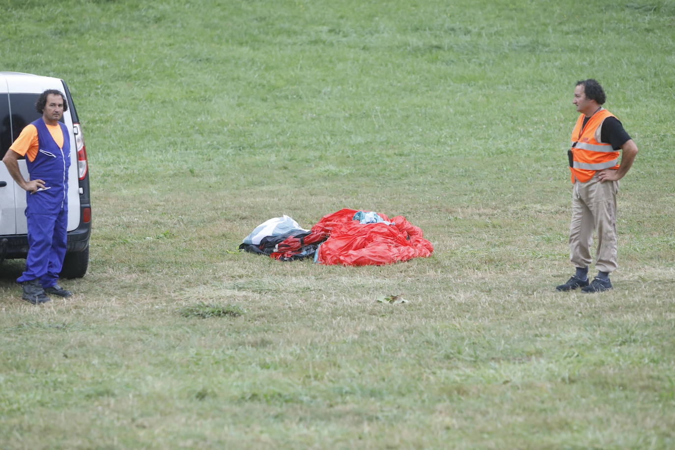 Un parapentista falleció en la tarde de este martes en el entorno de la playa de España, en Villaviciosa.