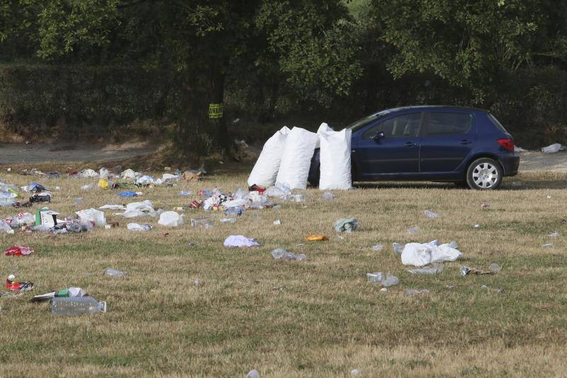 Es, por desgracia, casi tan clásico como la propia fiesta del Carmín. El prau de la Sobatiella y las calles de la Pola volvieron a amanecer cubiertas de la basura y los desperdicios que dejaron muchas horas de folixa. Hoy toca limpiar.