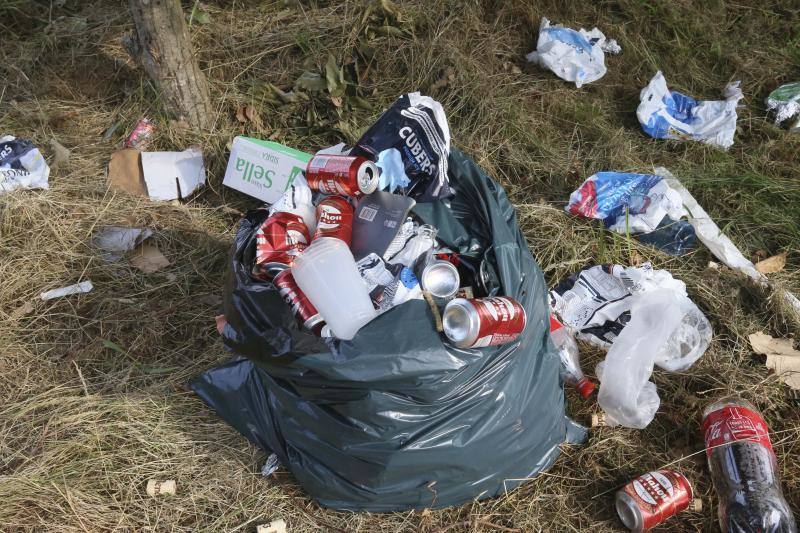 Es, por desgracia, casi tan clásico como la propia fiesta del Carmín. El prau de la Sobatiella y las calles de la Pola volvieron a amanecer cubiertas de la basura y los desperdicios que dejaron muchas horas de folixa. Hoy toca limpiar.