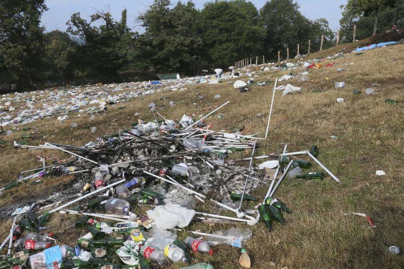 Es, por desgracia, casi tan clásico como la propia fiesta del Carmín. El prau de la Sobatiella y las calles de la Pola volvieron a amanecer cubiertas de la basura y los desperdicios que dejaron muchas horas de folixa. Hoy toca limpiar.