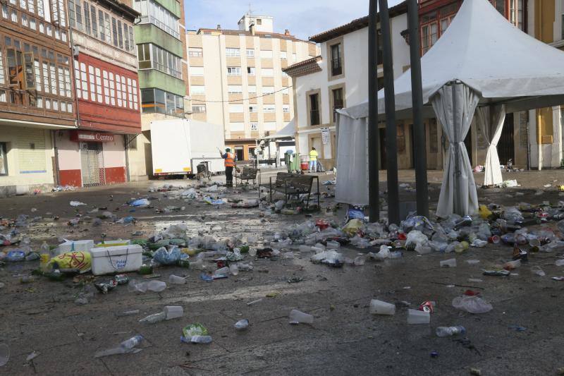 Es, por desgracia, casi tan clásico como la propia fiesta del Carmín. El prau de la Sobatiella y las calles de la Pola volvieron a amanecer cubiertas de la basura y los desperdicios que dejaron muchas horas de folixa. Hoy toca limpiar.