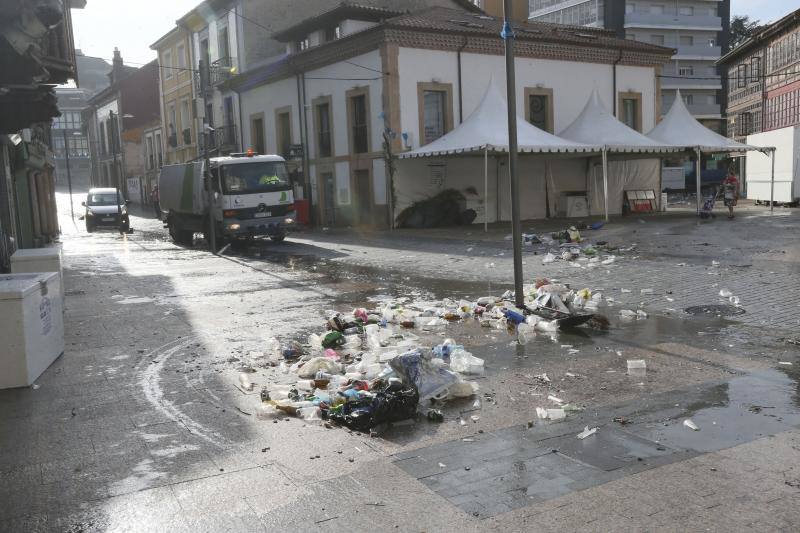 Es, por desgracia, casi tan clásico como la propia fiesta del Carmín. El prau de la Sobatiella y las calles de la Pola volvieron a amanecer cubiertas de la basura y los desperdicios que dejaron muchas horas de folixa. Hoy toca limpiar.