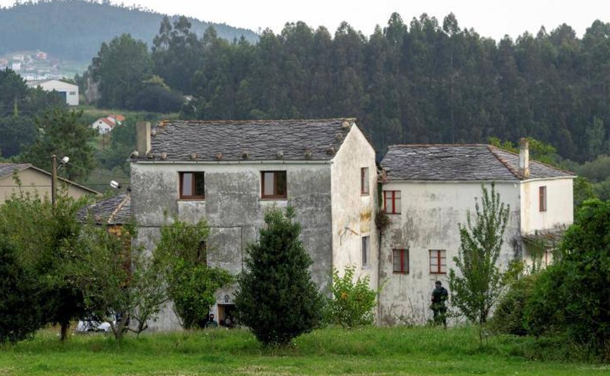 Efectivos de la Guardia Civil durante el dispositivo de la operación desarrollada en Viviveiro en el que ha sido detenida una mujer de 45 años como presunta autora de delitos de terrorismo. 