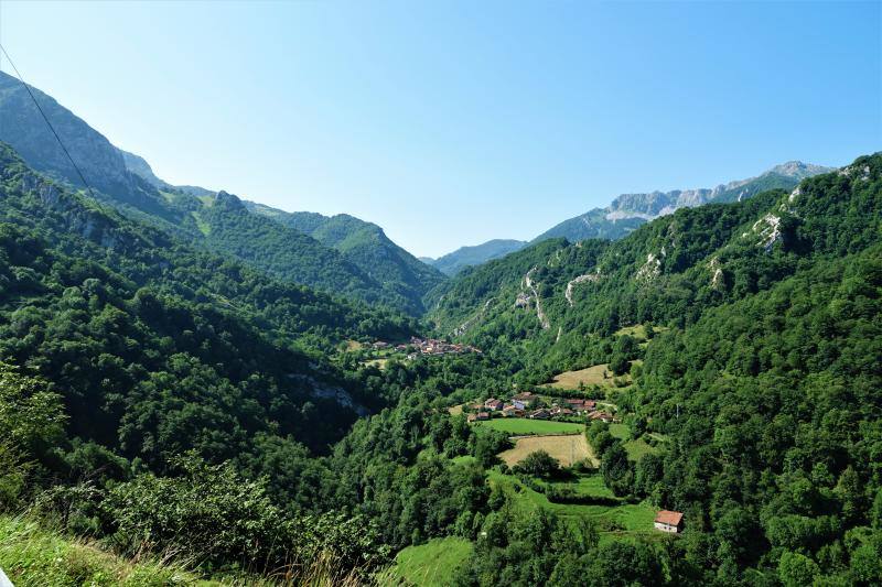 Ponga está considerado un auténtico paraíso para los amantes de la naturaleza. Destacan sus cumbres, como Tiatordos o Sobanciu; pueblos como Beleñu, Cainaba o Sobrefoz, sin olvidarnos de su fauna. 