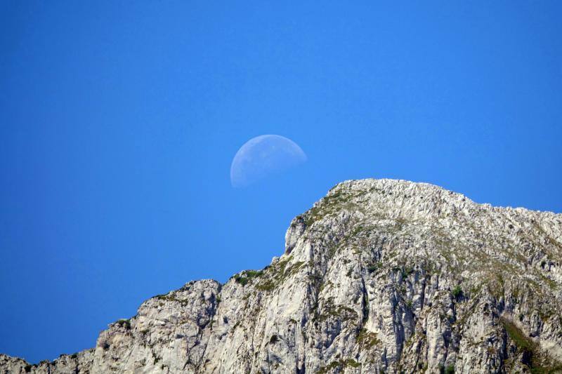 Ponga está considerado un auténtico paraíso para los amantes de la naturaleza. Destacan sus cumbres, como Tiatordos o Sobanciu; pueblos como Beleñu, Cainaba o Sobrefoz, sin olvidarnos de su fauna. 