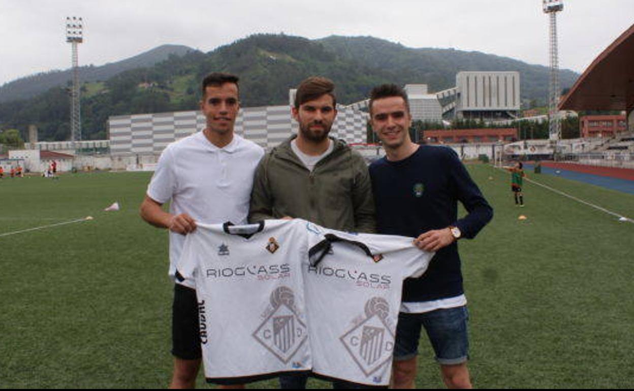 Álvaro García, a la derecha, junto a Keko y Dani Beneitez. 