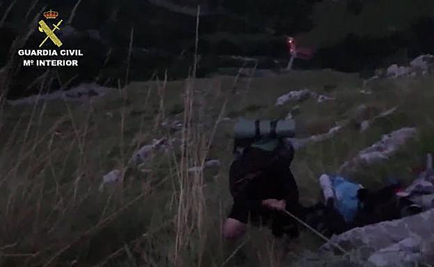 Rescate, ya por la noche, de uno de los jóvenes.