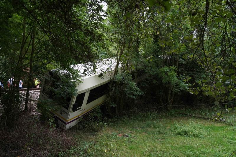 El suceso se produjo entre las localidades de Celorio y Poo al chocar el convoy con unas cinco vacas que invadieron las vías, lo que provocó su descarrilamiento, según confirman desde Renfe. En el tren viajaban 25 pasajeros, el maquinista y un interventor y ninguno de ellos ha resultado herido. El grupo ha tenido que ser evacuado por las propias vías para continuar su trayecto por carretera.