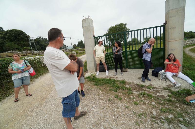 El suceso se produjo entre las localidades de Celorio y Poo al chocar el convoy con unas cinco vacas que invadieron las vías, lo que provocó su descarrilamiento, según confirman desde Renfe. En el tren viajaban 25 pasajeros, el maquinista y un interventor y ninguno de ellos ha resultado herido. El grupo ha tenido que ser evacuado por las propias vías para continuar su trayecto por carretera.