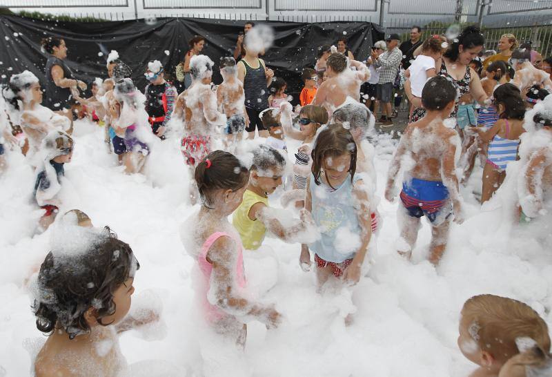 Las lluvias de este jueves no han podido con la fiesta de la espuma que se celebró en la pista polideportiva de Santa Ana con motivo de las fiestas de Granda