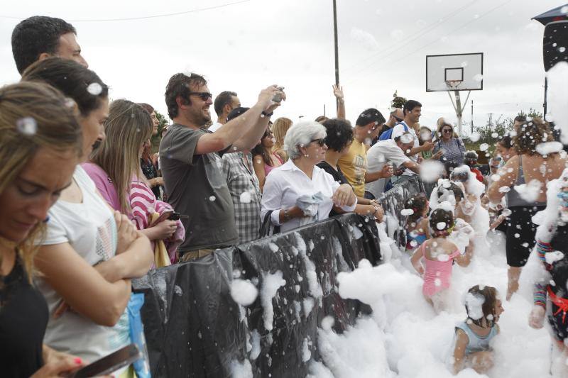 Las lluvias de este jueves no han podido con la fiesta de la espuma que se celebró en la pista polideportiva de Santa Ana con motivo de las fiestas de Granda