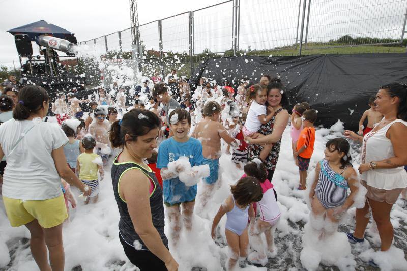Las lluvias de este jueves no han podido con la fiesta de la espuma que se celebró en la pista polideportiva de Santa Ana con motivo de las fiestas de Granda