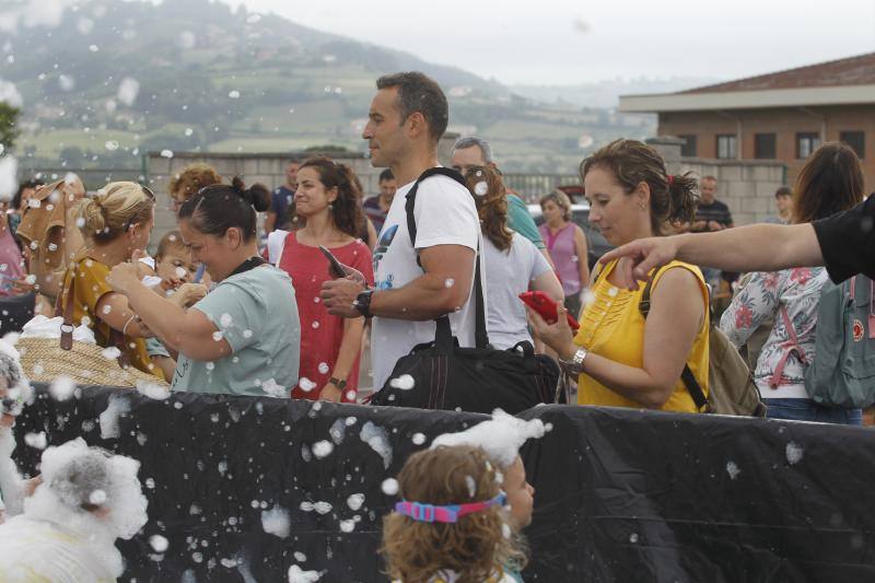 Las lluvias de este jueves no han podido con la fiesta de la espuma que se celebró en la pista polideportiva de Santa Ana con motivo de las fiestas de Granda