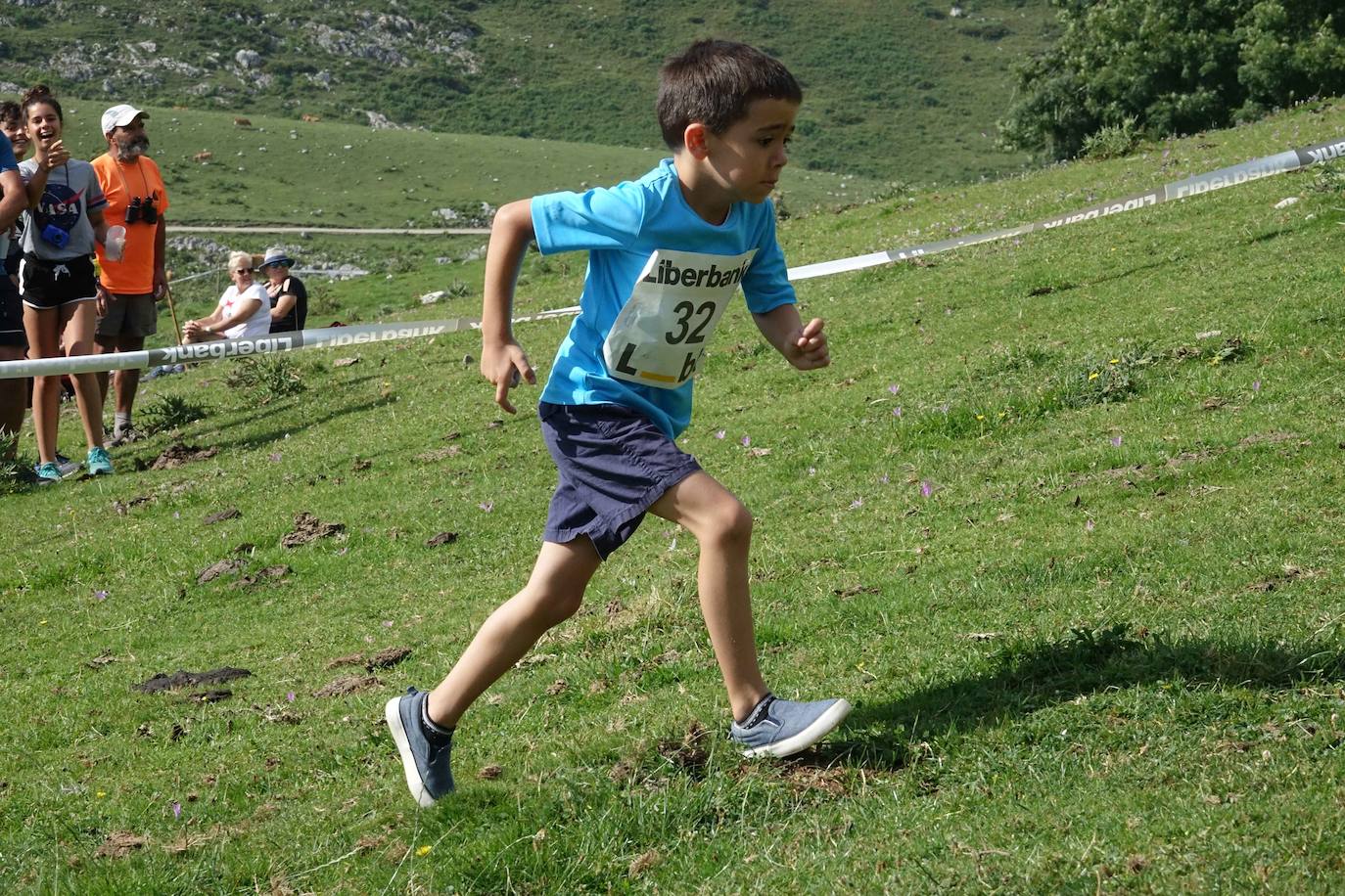 La Fiesta del Pastor volvió a congregar a numerosos curiosos y participantes en los pastos de los Lagos de Covadonga donde el mundo rural de Picos de Europa celebra una jornada festiva y reivindicativa. 