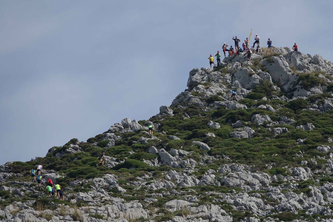 La Fiesta del Pastor volvió a congregar a numerosos curiosos y participantes en los pastos de los Lagos de Covadonga donde el mundo rural de Picos de Europa celebra una jornada festiva y reivindicativa. 