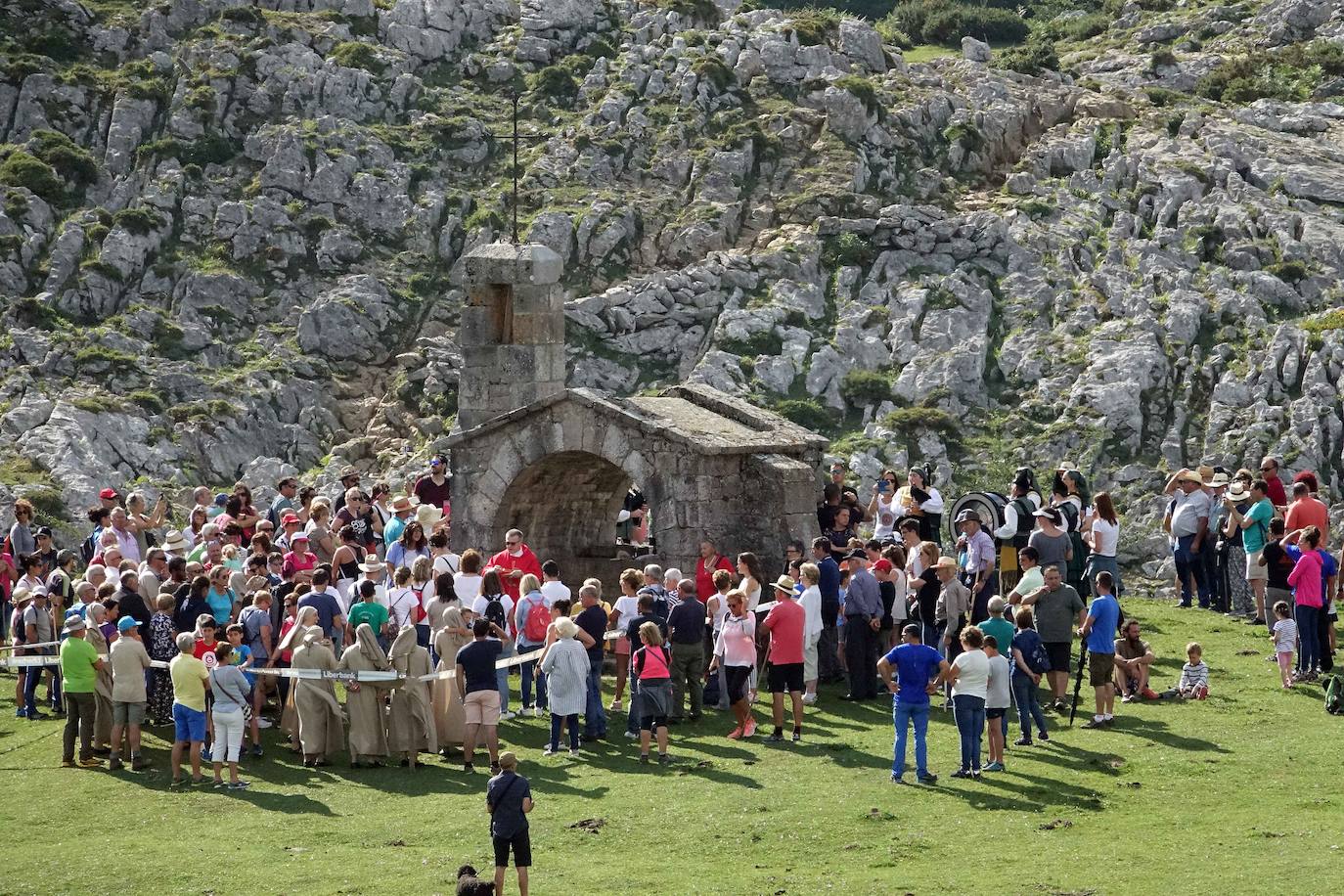 La Fiesta del Pastor volvió a congregar a numerosos curiosos y participantes en los pastos de los Lagos de Covadonga donde el mundo rural de Picos de Europa celebra una jornada festiva y reivindicativa. 