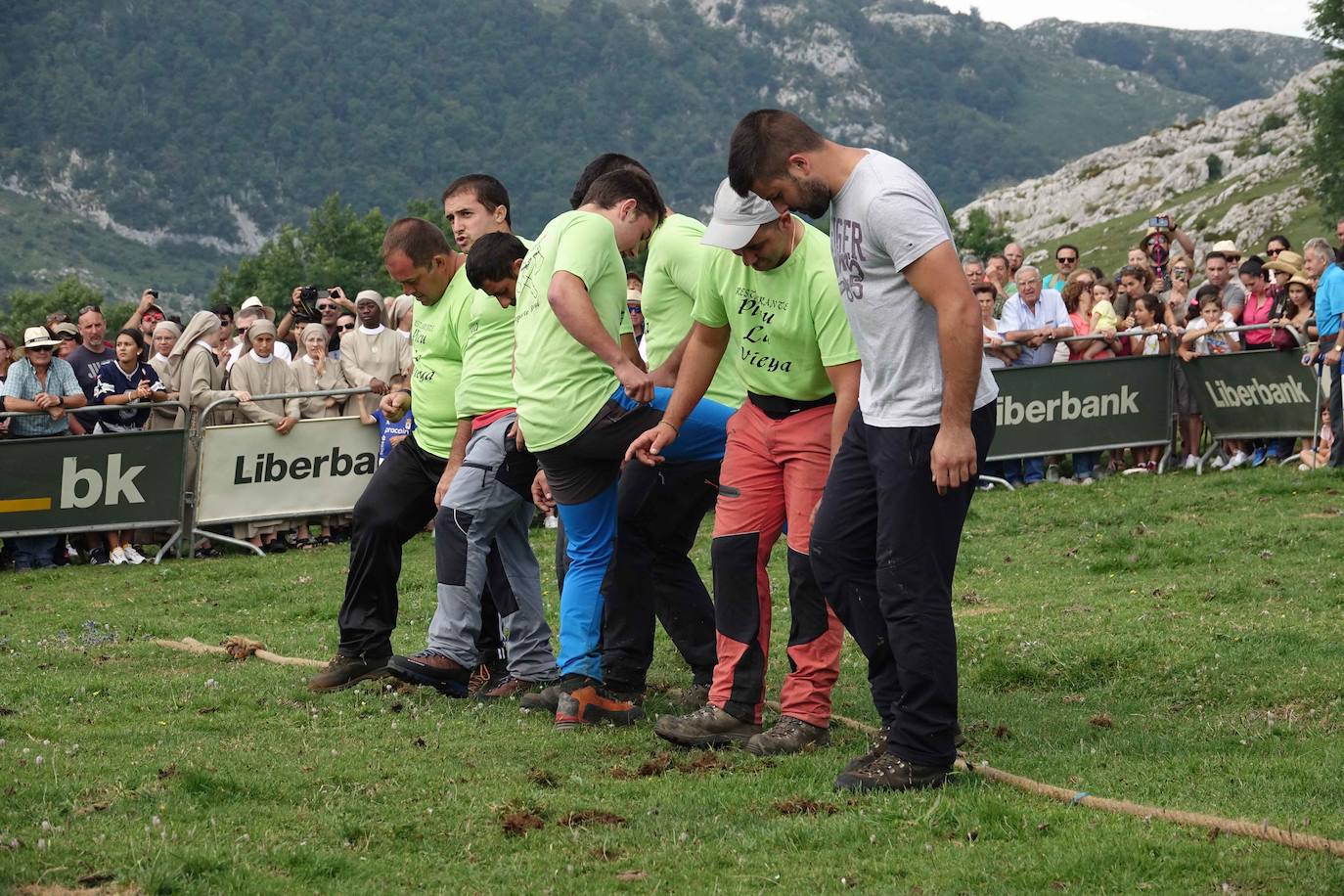 La Fiesta del Pastor volvió a congregar a numerosos curiosos y participantes en los pastos de los Lagos de Covadonga donde el mundo rural de Picos de Europa celebra una jornada festiva y reivindicativa. 