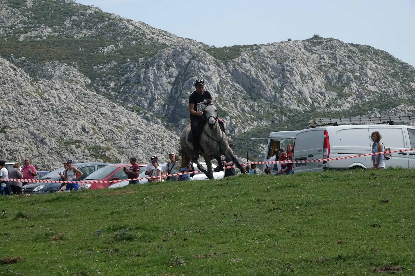 La Fiesta del Pastor volvió a congregar a numerosos curiosos y participantes en los pastos de los Lagos de Covadonga donde el mundo rural de Picos de Europa celebra una jornada festiva y reivindicativa. 