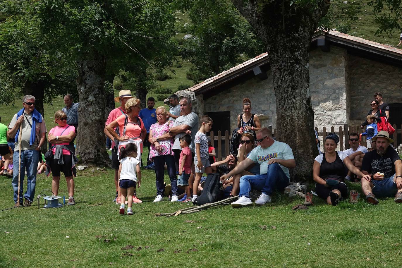 La Fiesta del Pastor volvió a congregar a numerosos curiosos y participantes en los pastos de los Lagos de Covadonga donde el mundo rural de Picos de Europa celebra una jornada festiva y reivindicativa. 