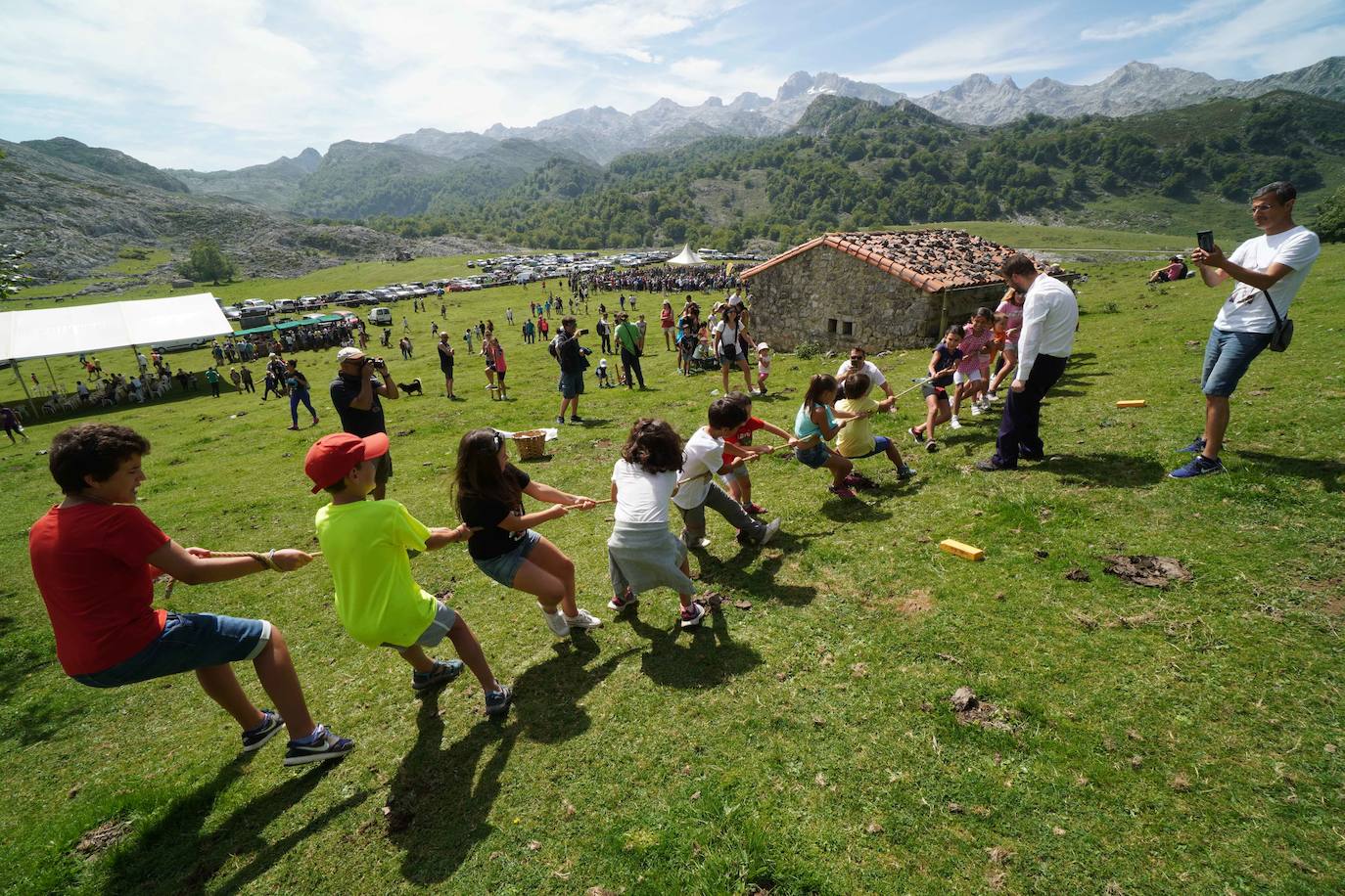 La Fiesta del Pastor volvió a congregar a numerosos curiosos y participantes en los pastos de los Lagos de Covadonga donde el mundo rural de Picos de Europa celebra una jornada festiva y reivindicativa. 