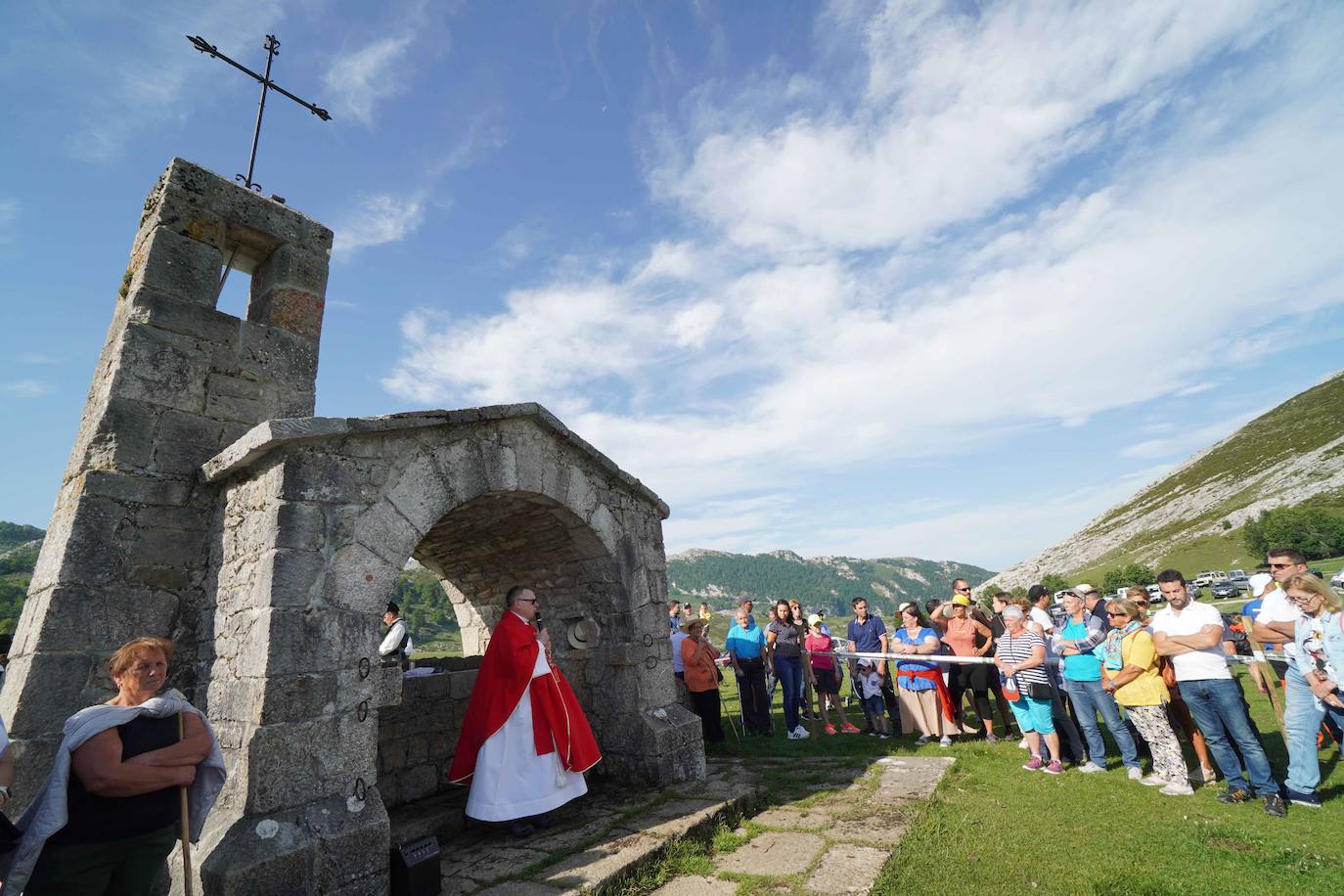 La Fiesta del Pastor volvió a congregar a numerosos curiosos y participantes en los pastos de los Lagos de Covadonga donde el mundo rural de Picos de Europa celebra una jornada festiva y reivindicativa. 