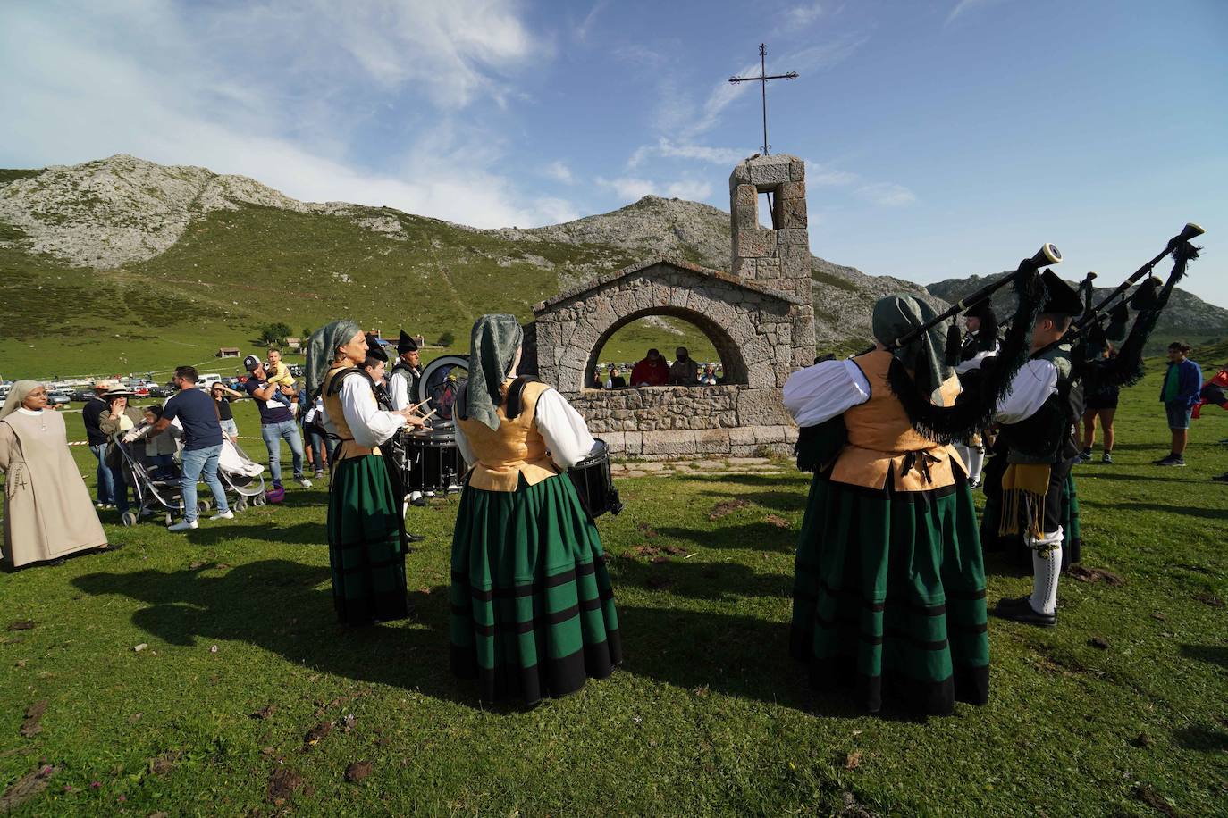 La Fiesta del Pastor volvió a congregar a numerosos curiosos y participantes en los pastos de los Lagos de Covadonga donde el mundo rural de Picos de Europa celebra una jornada festiva y reivindicativa. 