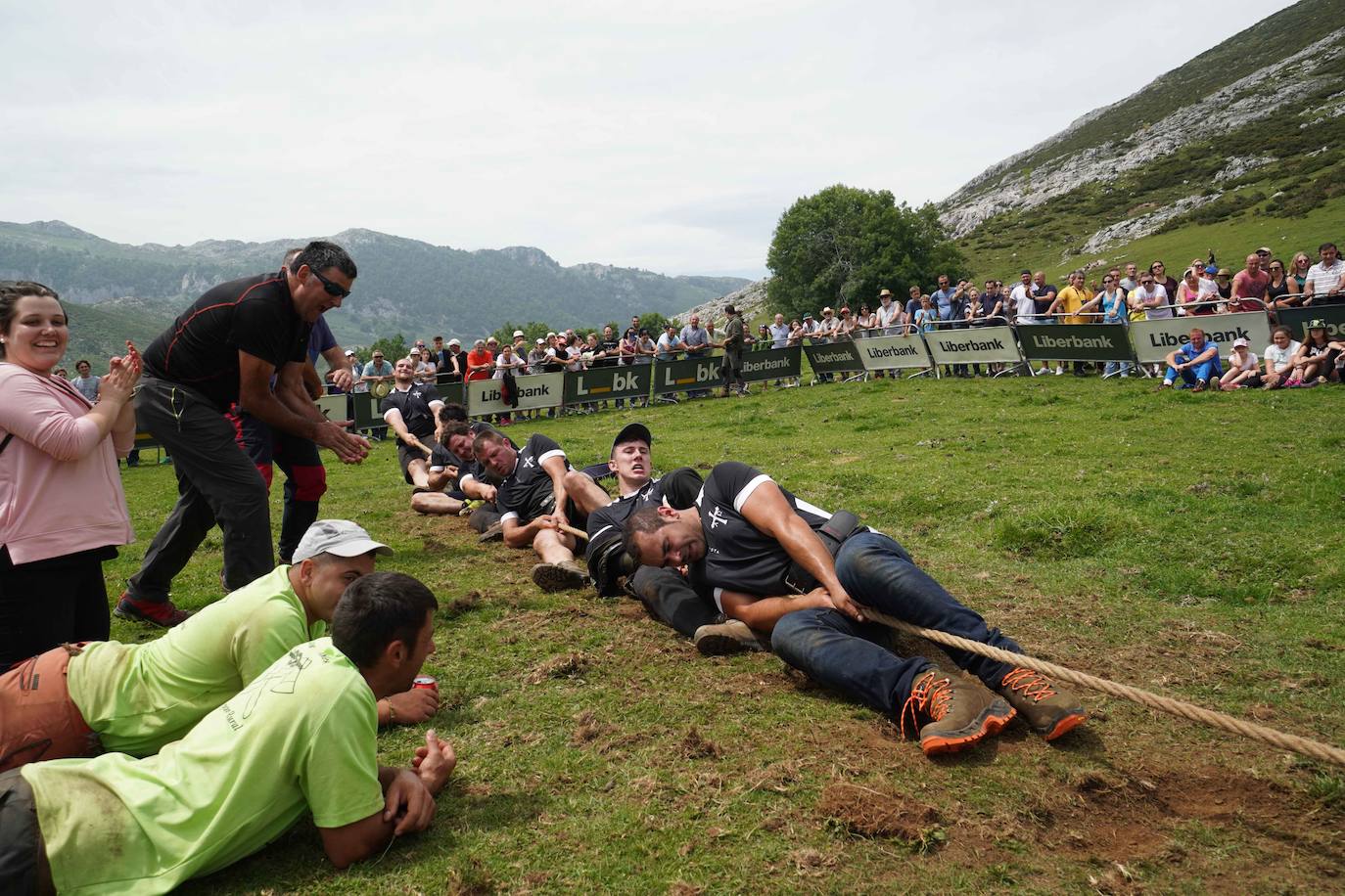 La Fiesta del Pastor volvió a congregar a numerosos curiosos y participantes en los pastos de los Lagos de Covadonga donde el mundo rural de Picos de Europa celebra una jornada festiva y reivindicativa. 