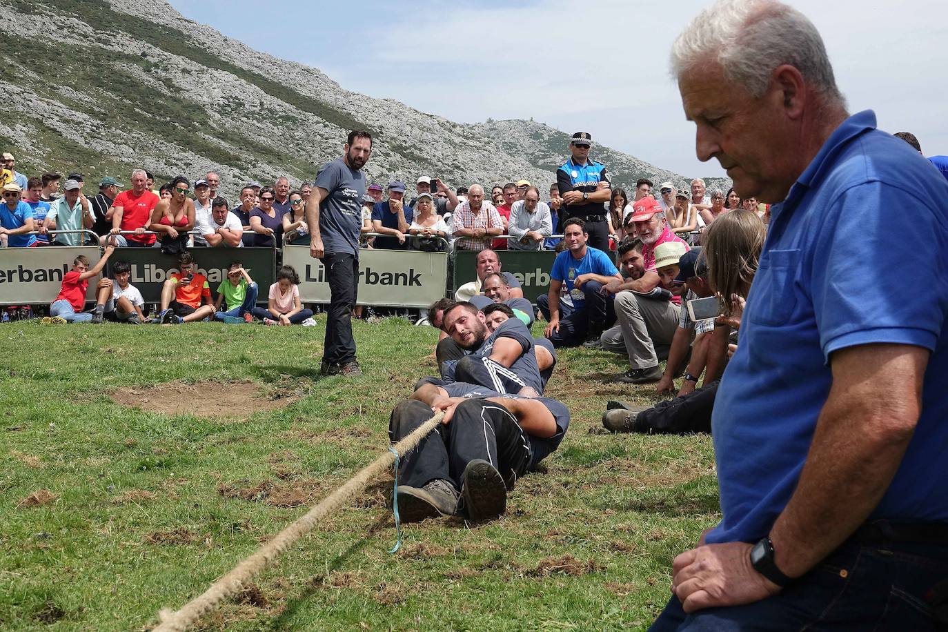 La Fiesta del Pastor volvió a congregar a numerosos curiosos y participantes en los pastos de los Lagos de Covadonga donde el mundo rural de Picos de Europa celebra una jornada festiva y reivindicativa. 