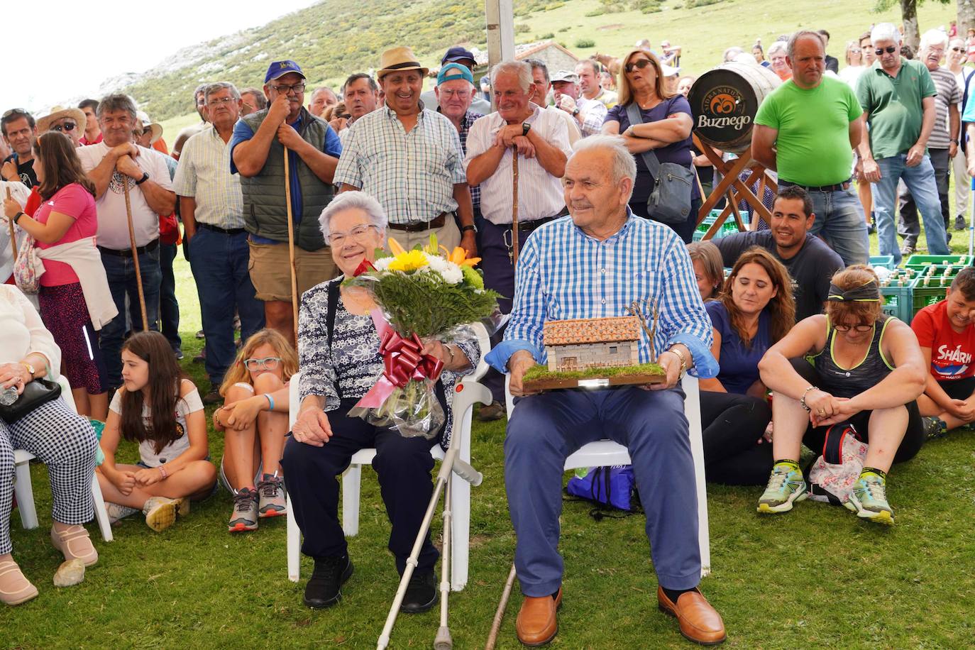 La Fiesta del Pastor volvió a congregar a numerosos curiosos y participantes en los pastos de los Lagos de Covadonga donde el mundo rural de Picos de Europa celebra una jornada festiva y reivindicativa. 