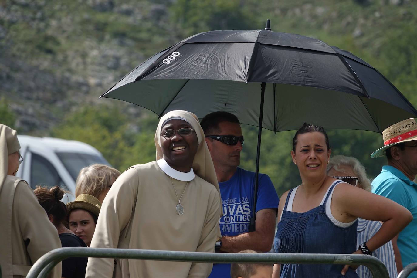 La Fiesta del Pastor volvió a congregar a numerosos curiosos y participantes en los pastos de los Lagos de Covadonga donde el mundo rural de Picos de Europa celebra una jornada festiva y reivindicativa. 