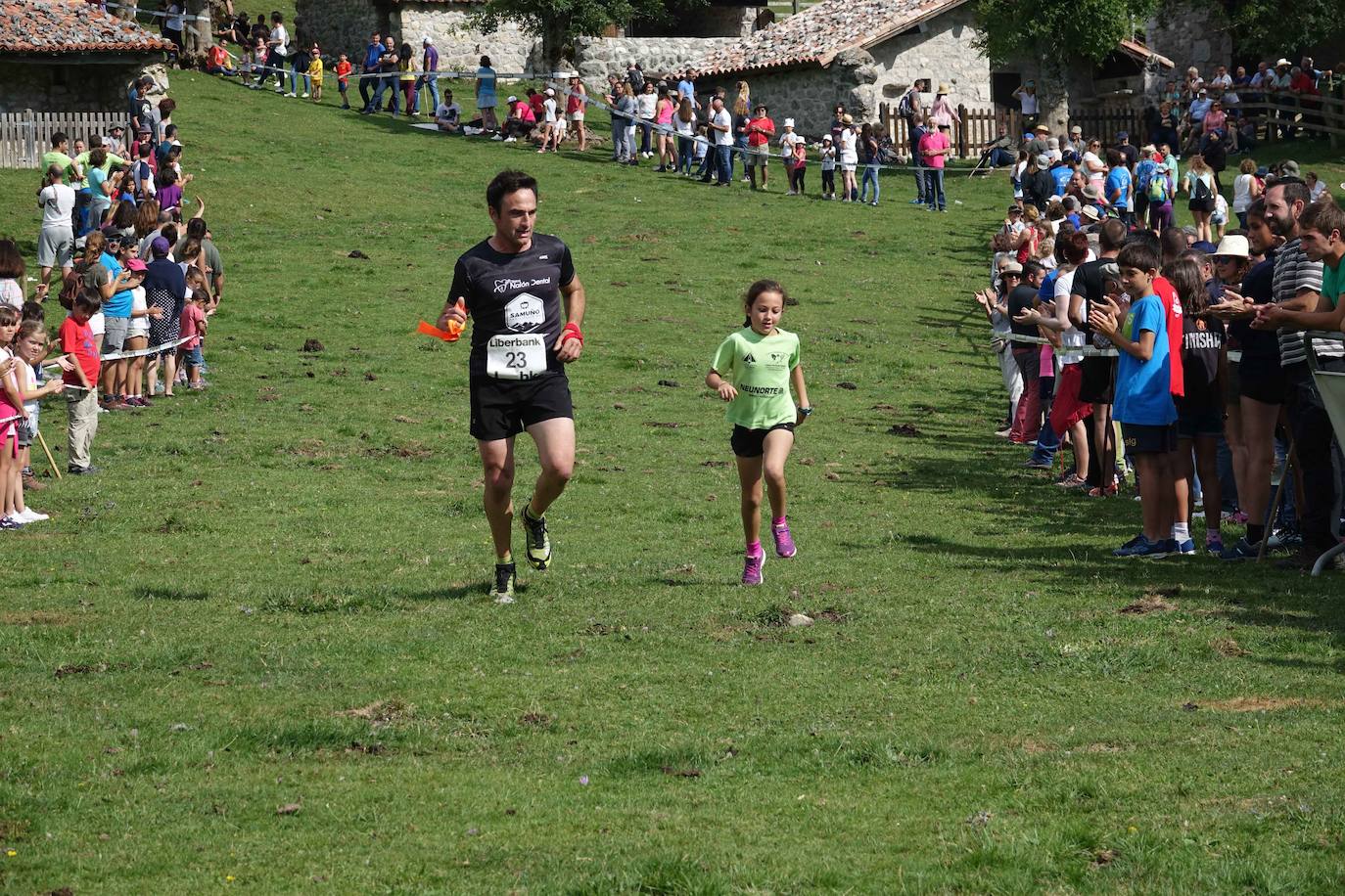 La Fiesta del Pastor volvió a congregar a numerosos curiosos y participantes en los pastos de los Lagos de Covadonga donde el mundo rural de Picos de Europa celebra una jornada festiva y reivindicativa. 