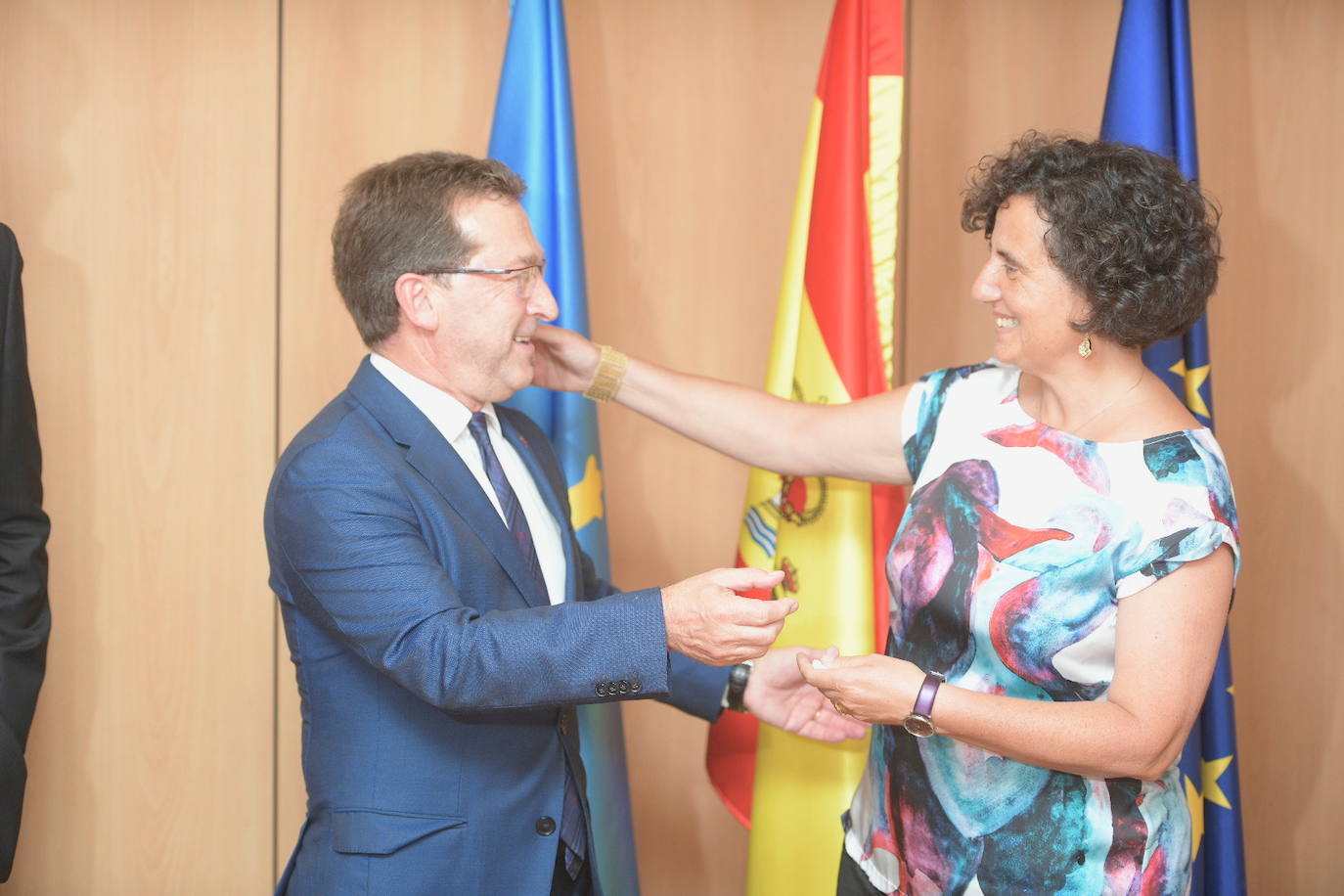 Genaro Alonso saluda en el traspaso de competencias a Berta Piñán.