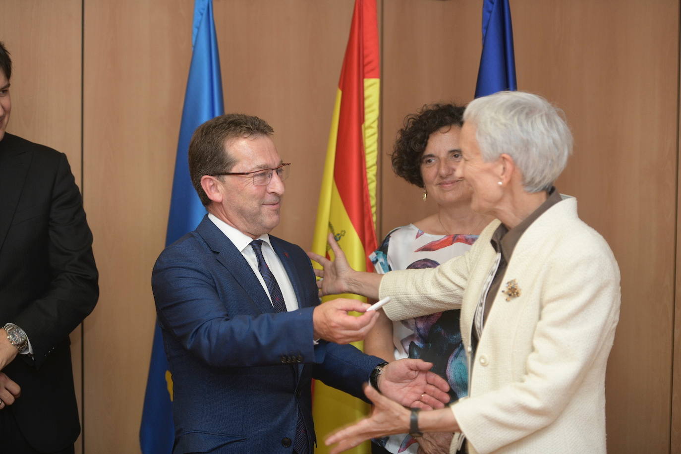 Carmen Suárez recibe el traspaso de Genaro Alonso.