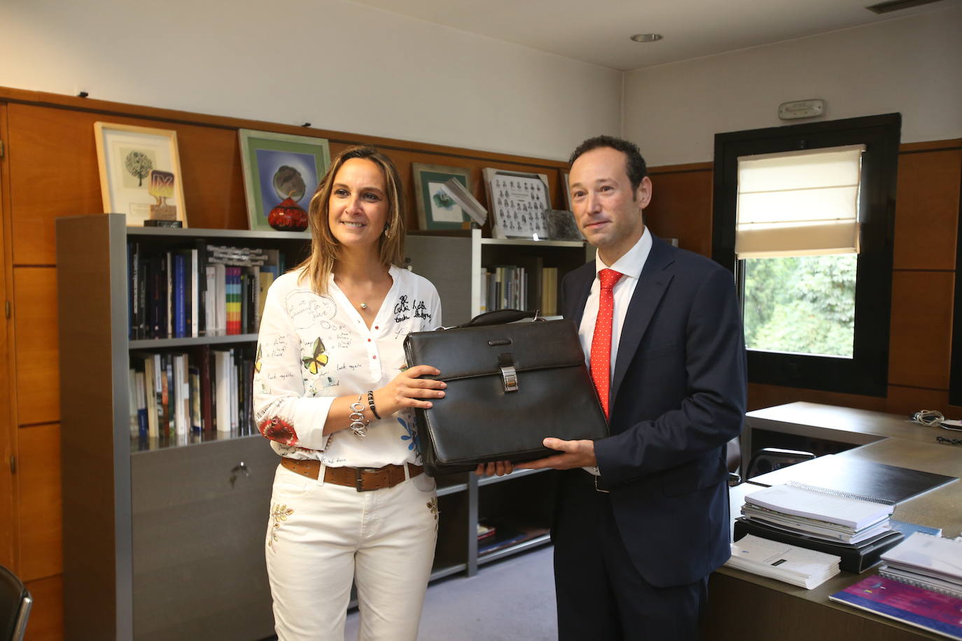 Guillermo Martínez traspasa su cartera a Rita Camblor.
