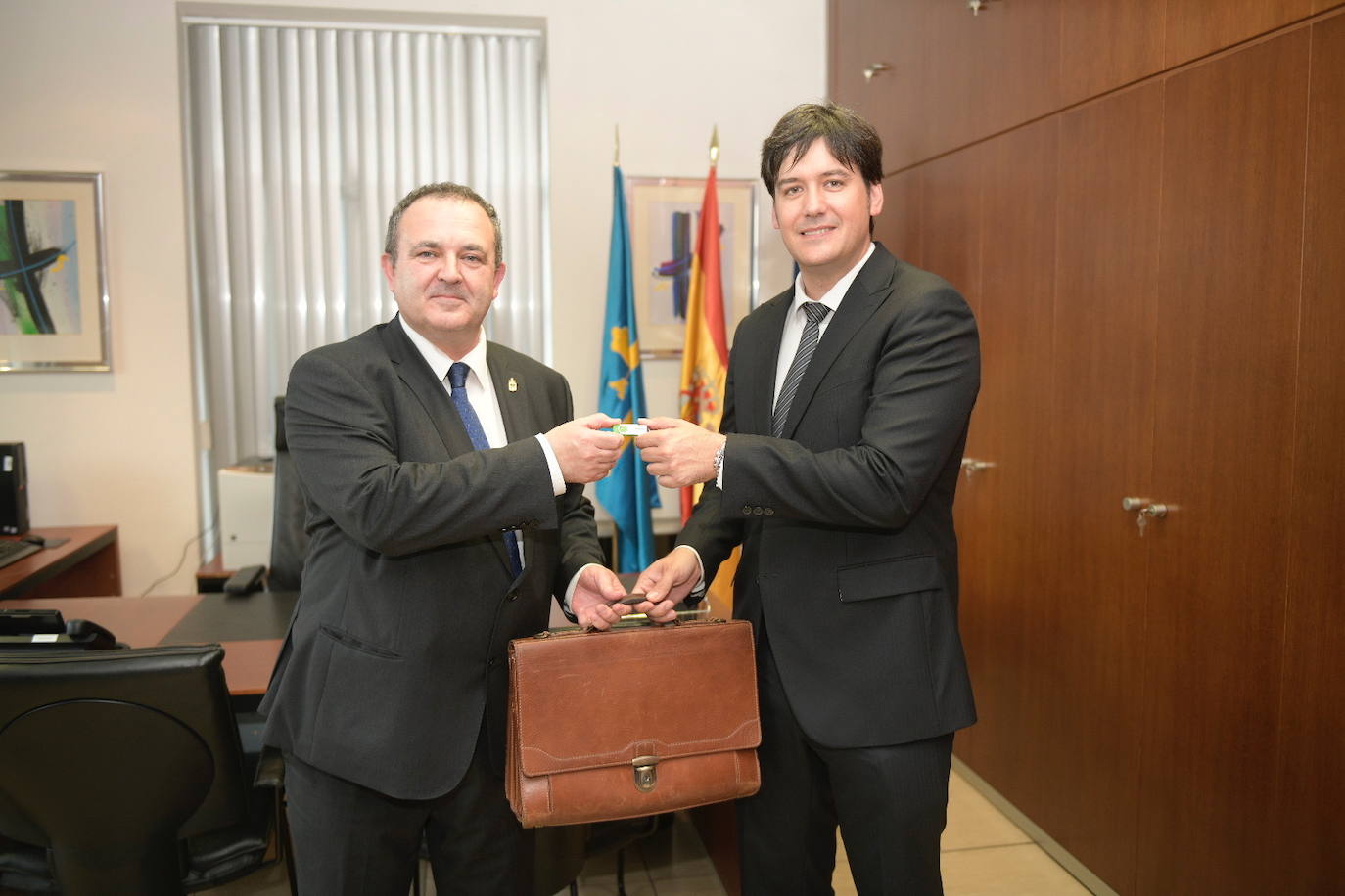 Isaac Pola traspasa su cartera a Borja Sánchez.