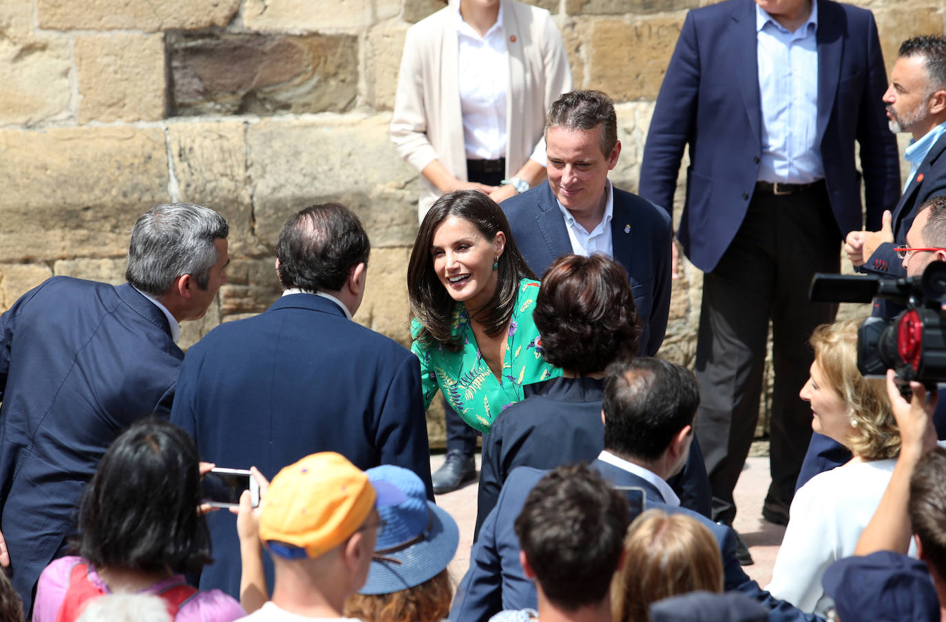 El público la recibió con aplausos a su llegada al Museo Arqueológico para asistir a la lección magistral de Aarón Zapico en los cursos de verano de la Escuela de Música de la Fundación Princesa