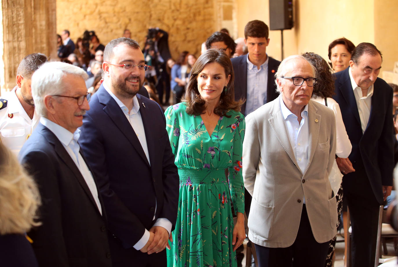 El público la recibió con aplausos a su llegada al Museo Arqueológico para asistir a la lección magistral de Aarón Zapico en los cursos de verano de la Escuela de Música de la Fundación Princesa