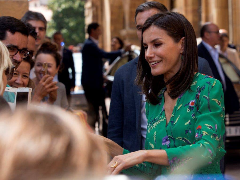 El público la recibió con aplausos a su llegada al Museo Arqueológico para asistir a la lección magistral de Aarón Zapico en los cursos de verano de la Escuela de Música de la Fundación Princesa