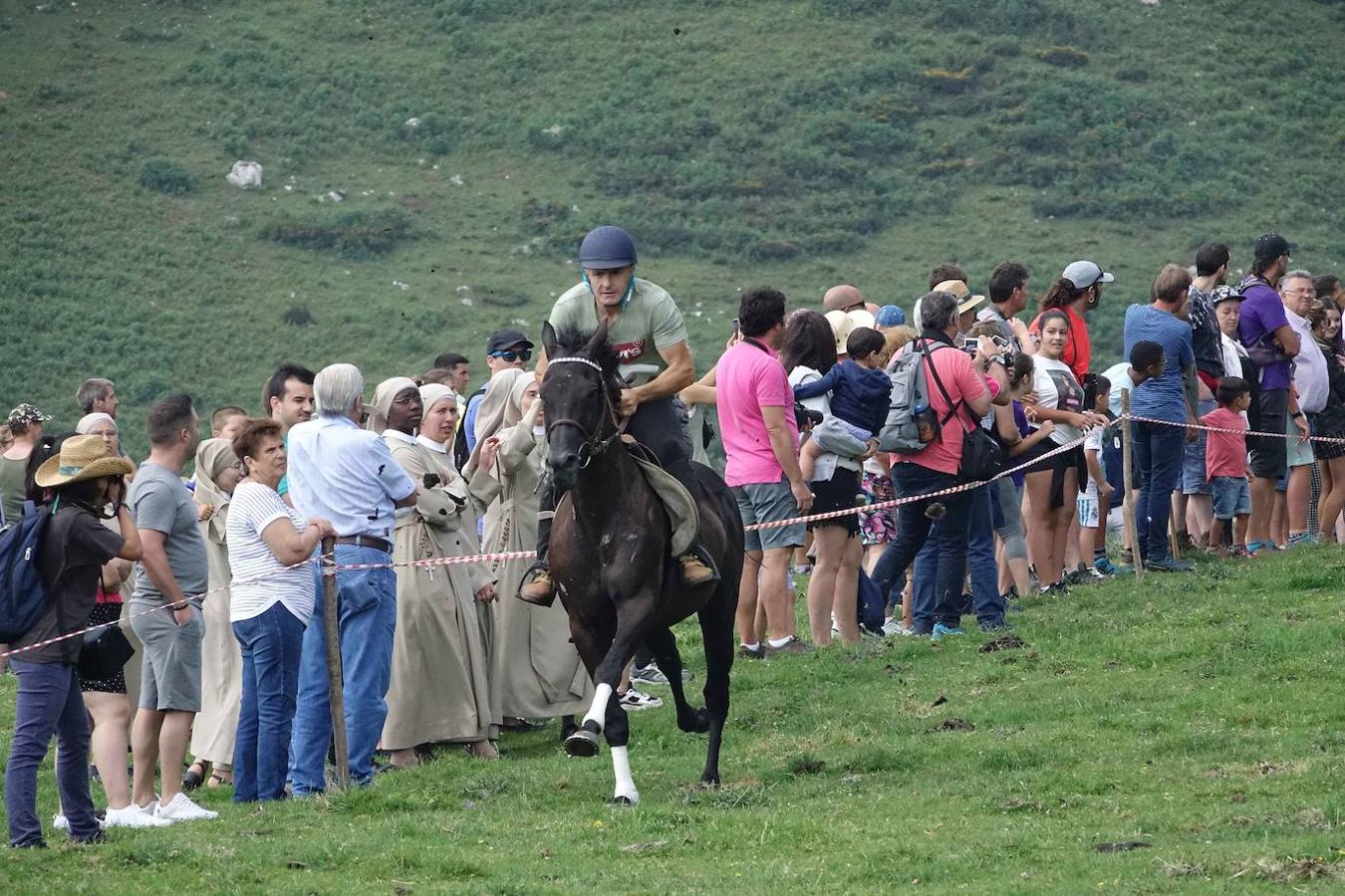 La Fiesta del Pastor volvió a congregar a numerosos curiosos y participantes en los pastos de los Lagos de Covadonga donde el mundo rural de Picos de Europa celebra una jornada festiva y reivindicativa. 