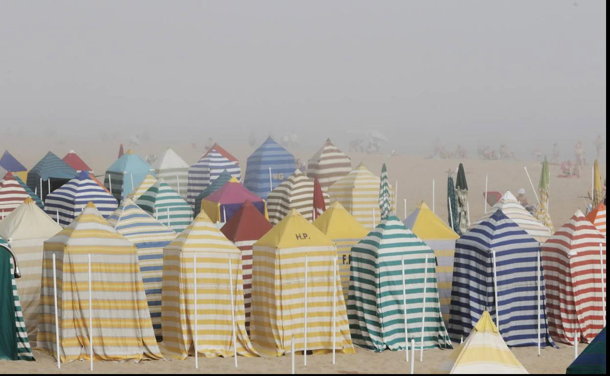 Bandera roja en las playas de Gijón por la densa niebla