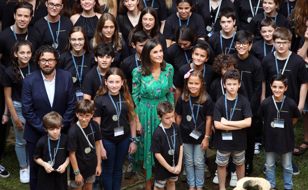 La reina Letizia, a su entrada al claustro del Museo Arqueológico de Asturias. 